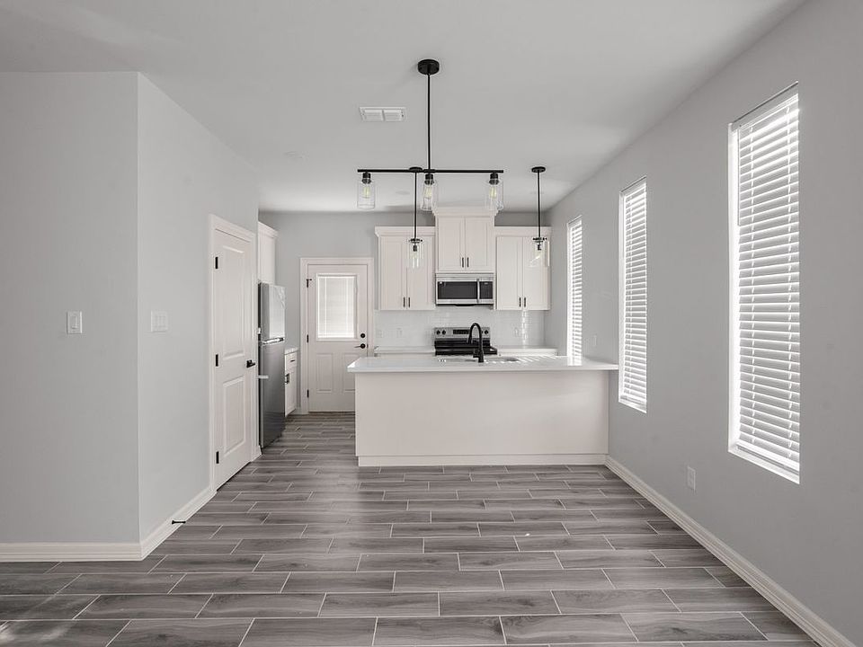 1st image of 600 N Onyx Ave