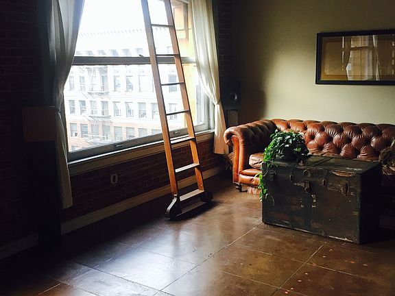 2nd image of 215 W 7th St APT 1210
