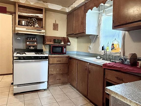 3rd image of 1013 W College Ave