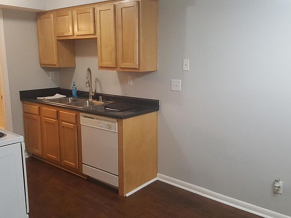 5th image of 204 Middletown Sq