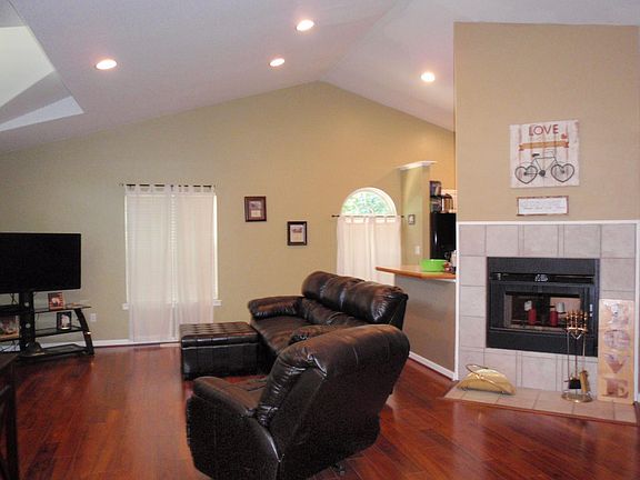 3rd image of 1213 Blake Rd