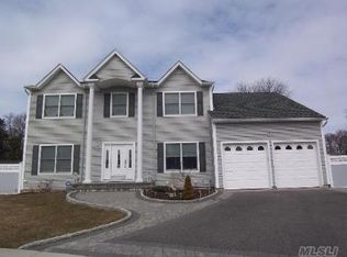 11 Bells Ct, West Islip, NY 11795
