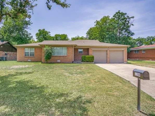1104 Park Center St, Benbrook, TX 76126
