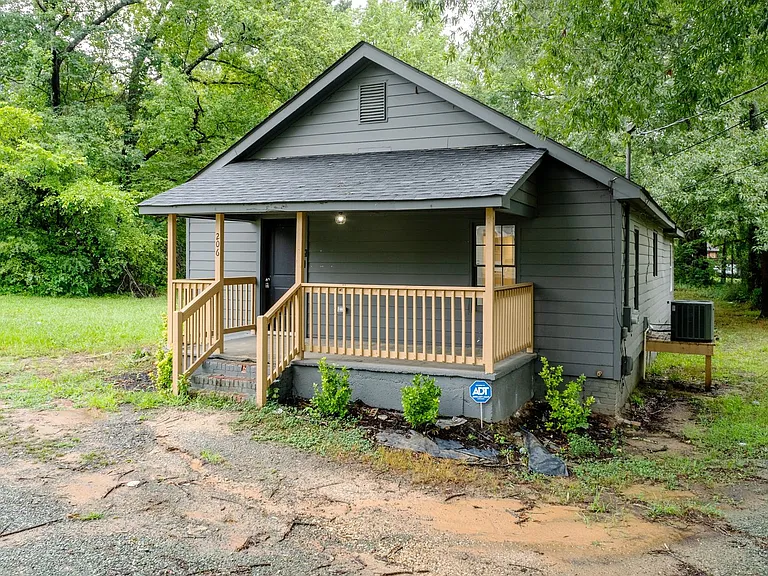206 Temple Ave — Photo 2