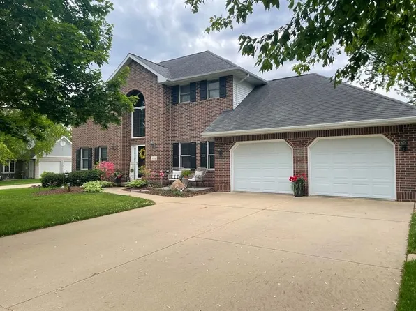 103 15th Ave SW, Dyersville, IA 52040