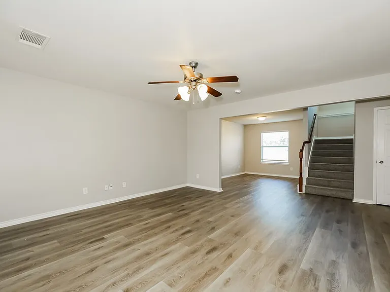 1204 Boxwood Dr — Photo 5