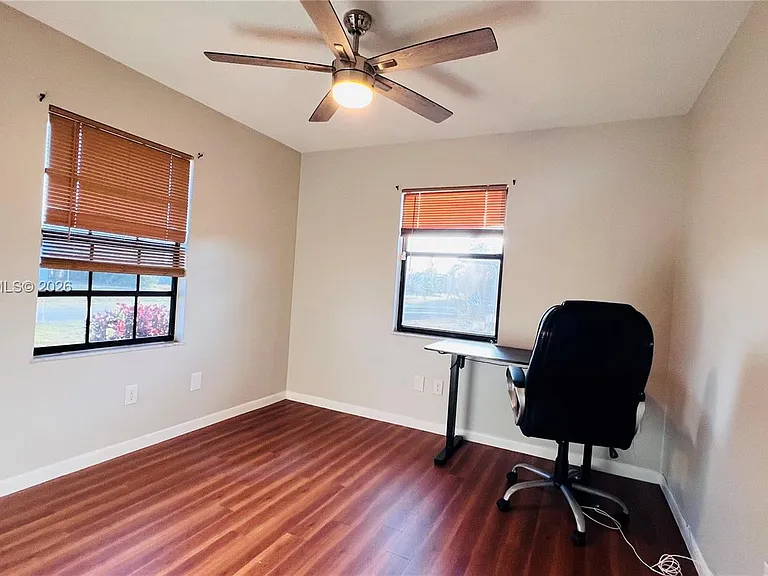 581 SW Banks Ter — Photo 12