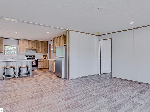 4th image of 101 Garnet Ln