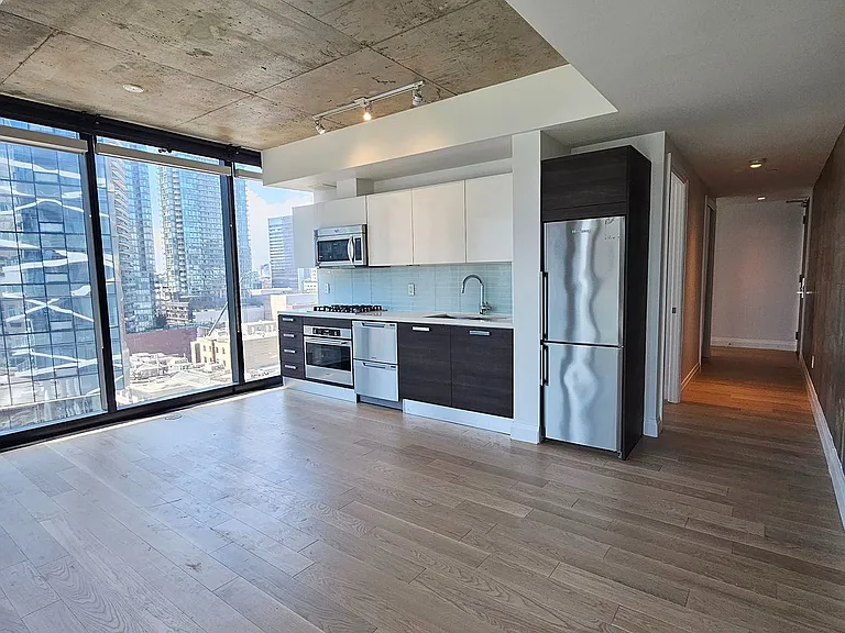 224 King St W #1207 — Photo 6