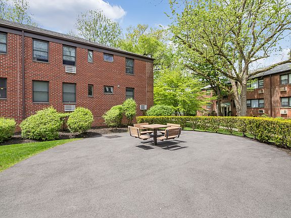 4th image of 105 Beacon Hill Drive #D17