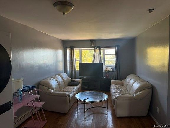 2nd image of 998 Crescent St #2