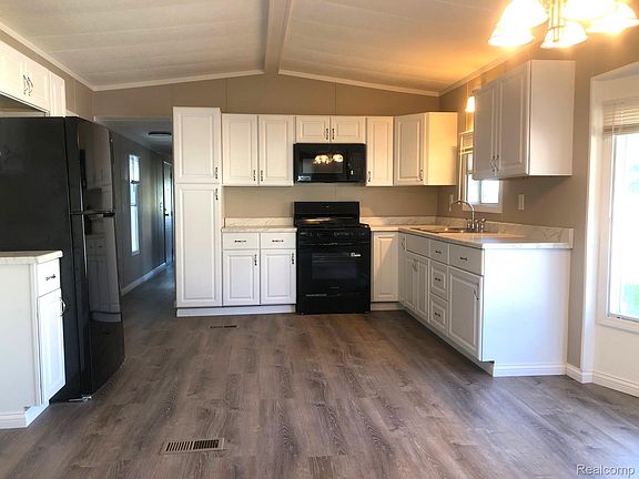 3rd image of 101 Spruce Dr