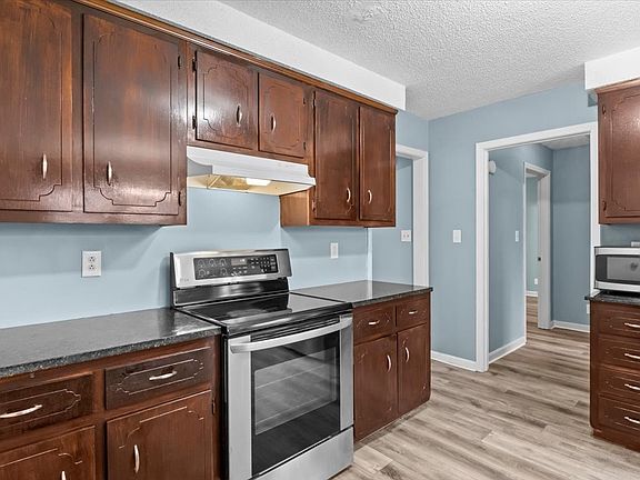 5th image of 300 Windrush Dr