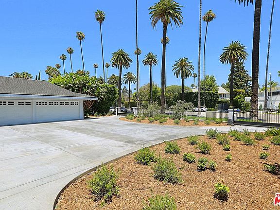 3rd image of 705 N Beverly Dr