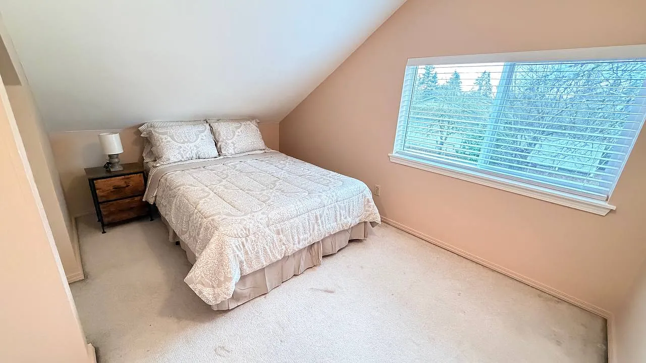 6 bed, 2640 sqft, $850 — Photo 2