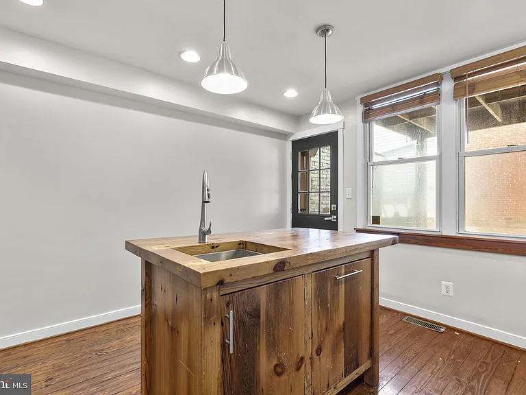 112 E Randall St — Photo 17
