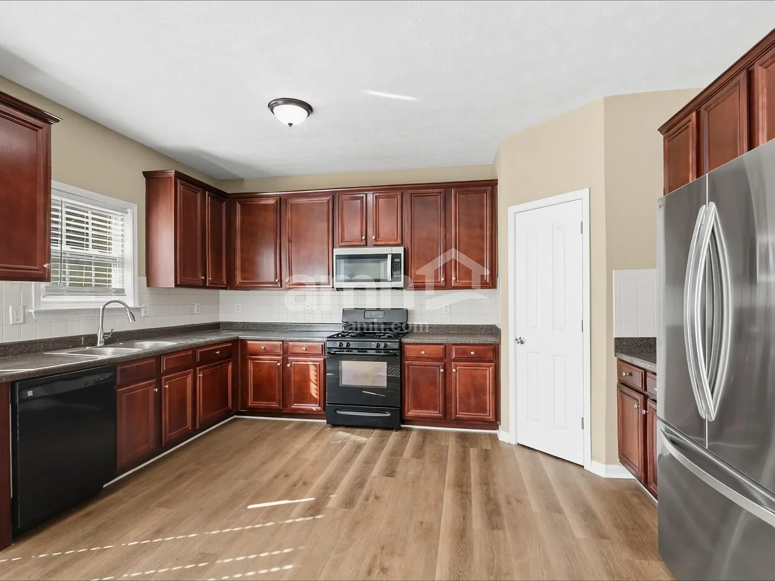 4 bed, 3.0 bath, 2929 sqft, $2,720 — Photo 4