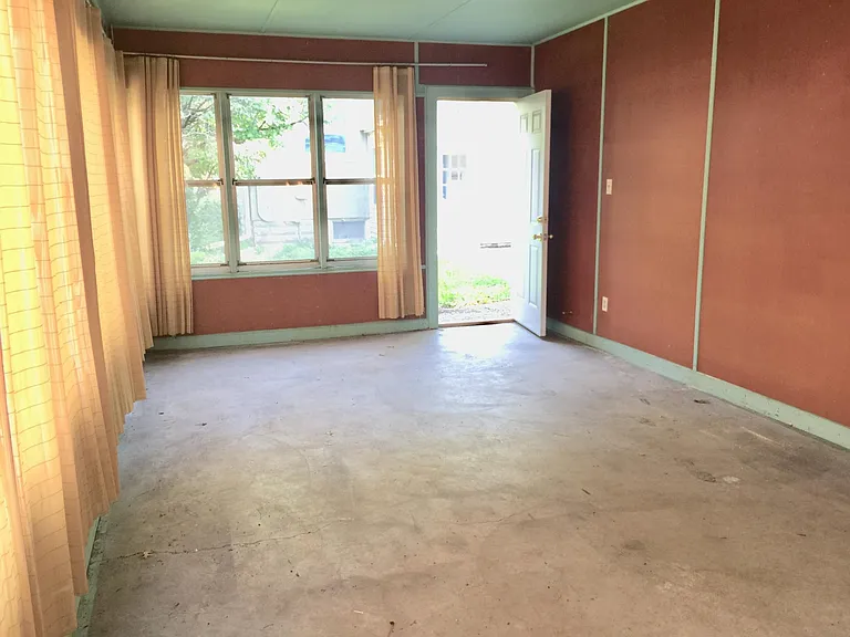 Bright sunroom / three-season porch by the garage