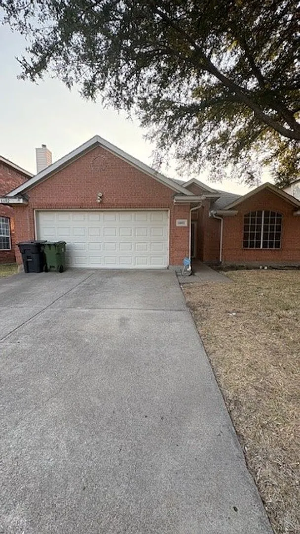 Cozy 3 Bedroom & 2 Bathroom Home with plenty of space, Arlington ISD! — Photo 1