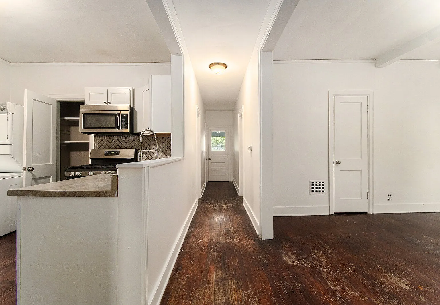 2 bed, 1.0 bath, 2000 sqft, $1,225 — Photo 3
