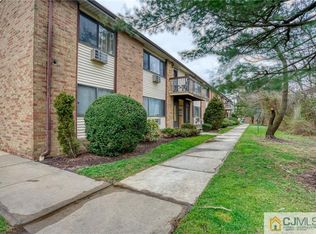 523 Cricket Ln, Woodbridge, NJ 07095
