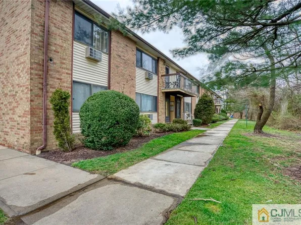 523 Cricket Ln, Woodbridge, NJ 07095