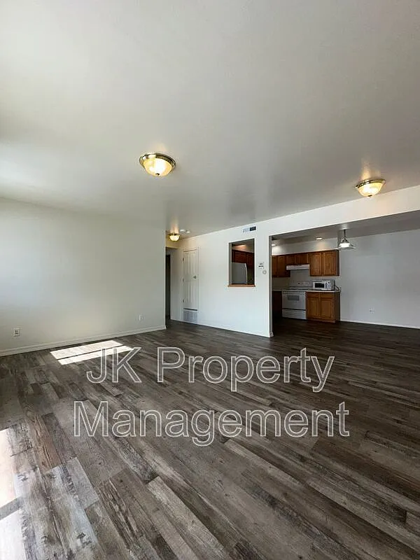 2 bed, 1.0 bath, 1000 sqft, $1,100 — Photo 2