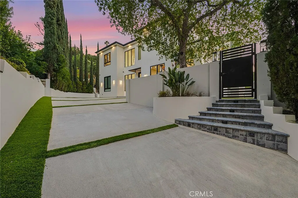 5 bed, 6.5 bath, 5717 sqft, $27,000 — Photo 2