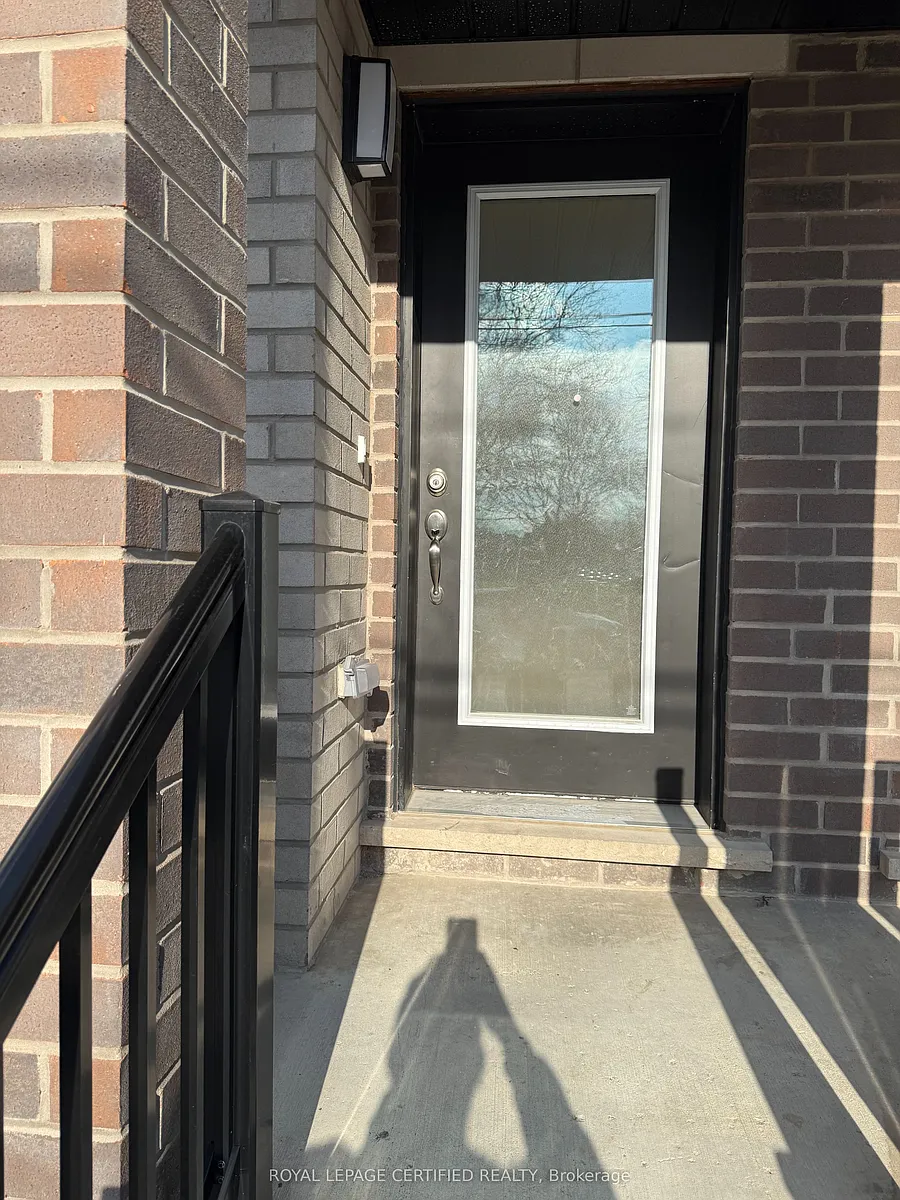 Photo 2 of 26 - 585 Colborne St E #404 - Brantford, ON Building Photo - 585 Colborne St E #404