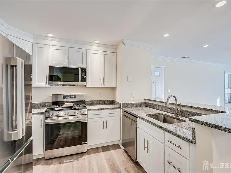 114 Longfield Ct — Photo 10