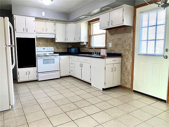3rd image of 146 Centervale Ave