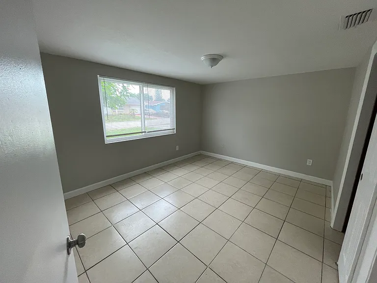3937 Claremont Dr — Photo 10