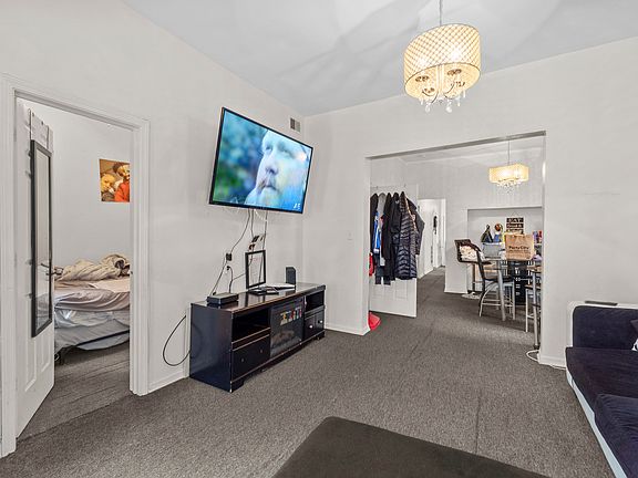 3rd image of 3414 W Franklin Blvd