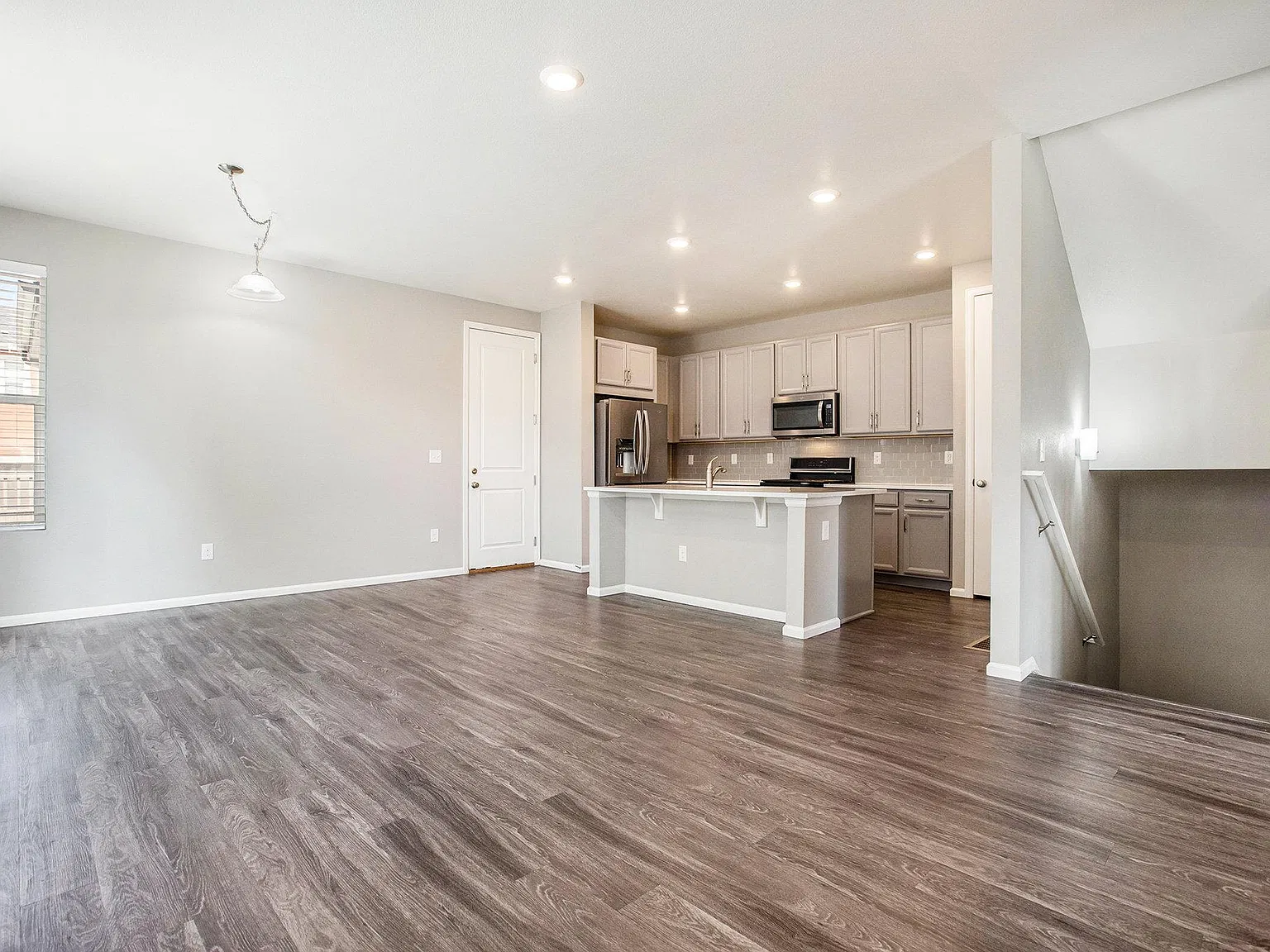 4 bed, 3.5 bath, 2501 sqft, $3,295 — Photo 2