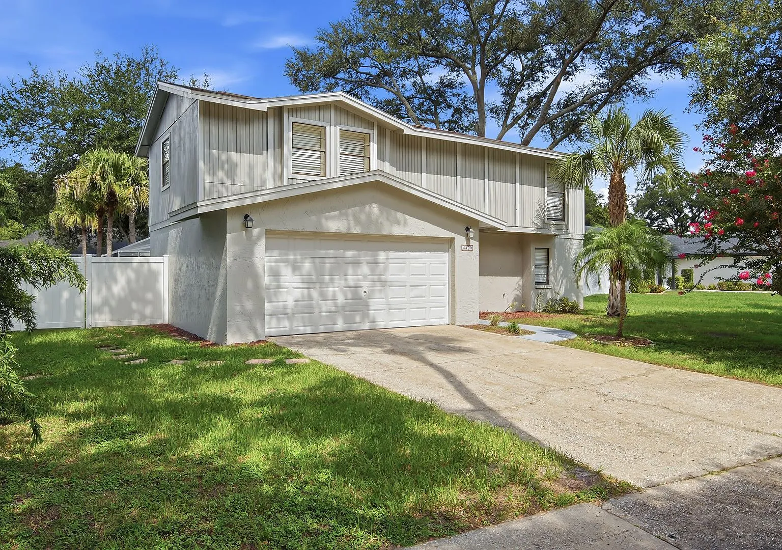 Two-story 3BR/2.5 Bath Country Place home in Carrollowood. — Photo 1