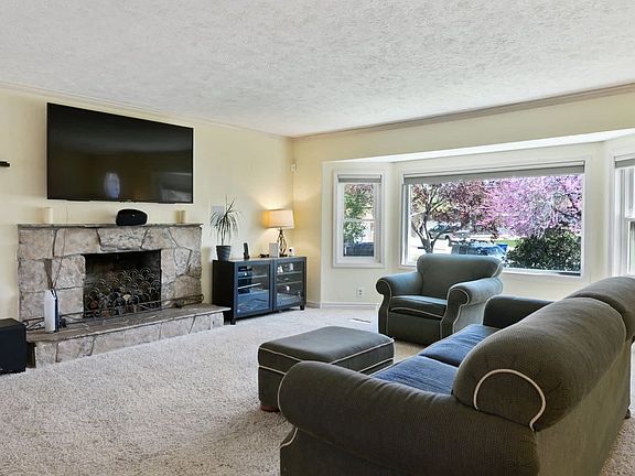 3rd image of 1356 W Persimmon Pl