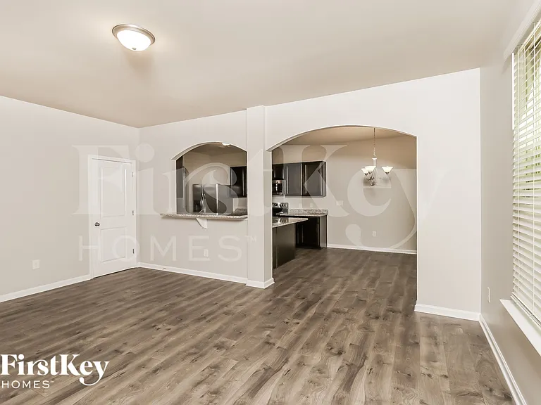 201 Southwind Cir — Photo 3