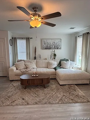 3 bed, 2.0 bath, 1007 sqft, $1,375 — Photo 3