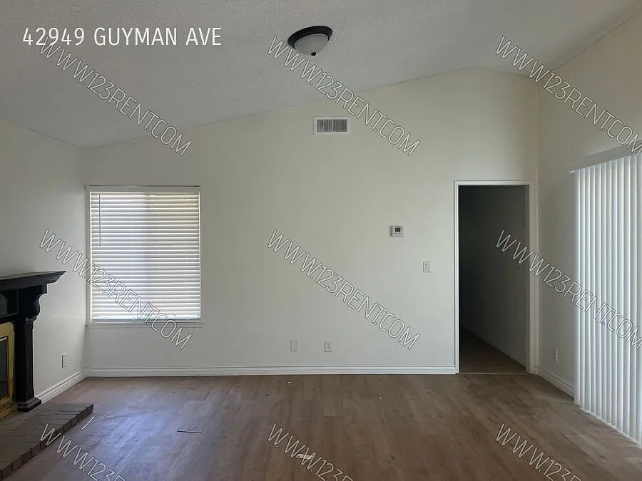3bd/ 2bth Single Story Family Home Lancaster West — Photo 4