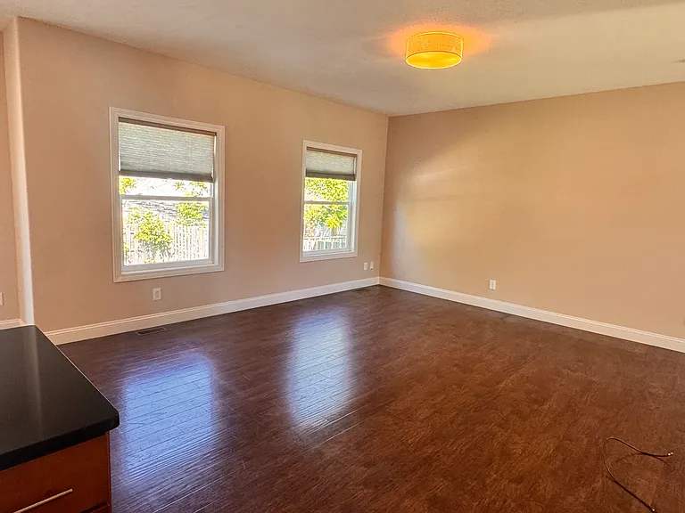 1594 Fruitland Ave — Photo 4