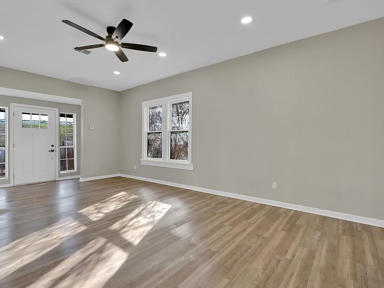439 W Lubbock St — Photo 4