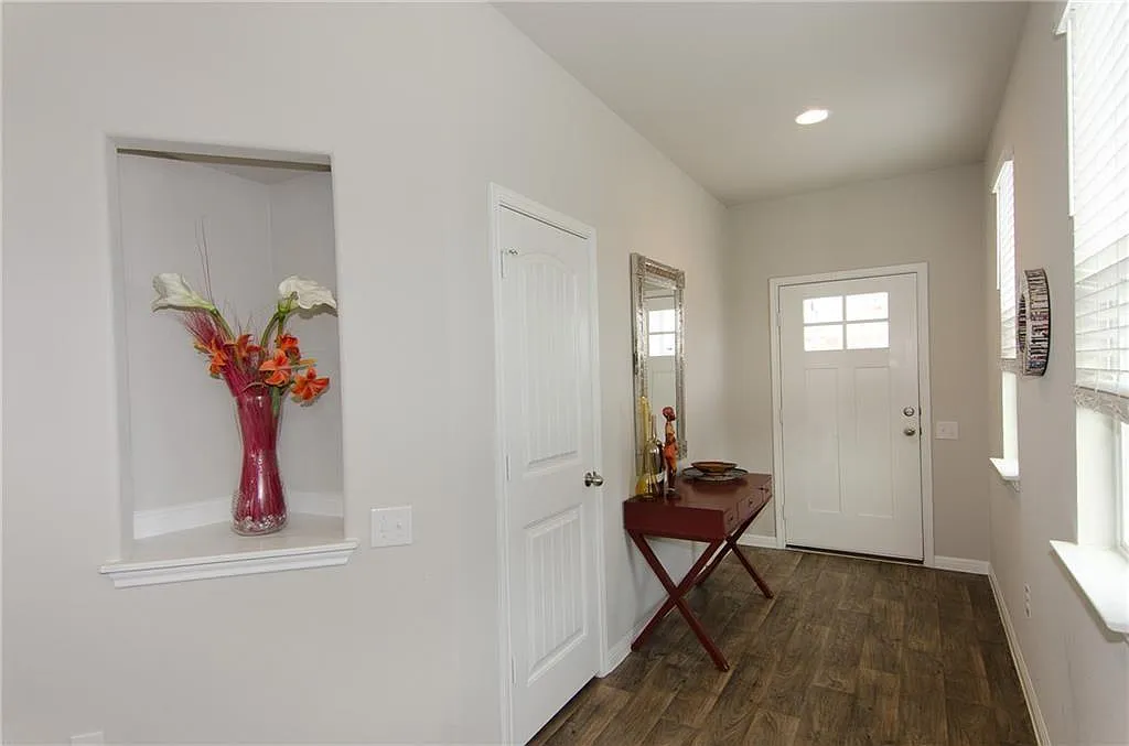 3 bed, 2.5 bath, 2512 sqft, $2,095 — Photo 4