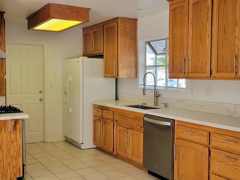1556 Sutter Ave — Photo 7