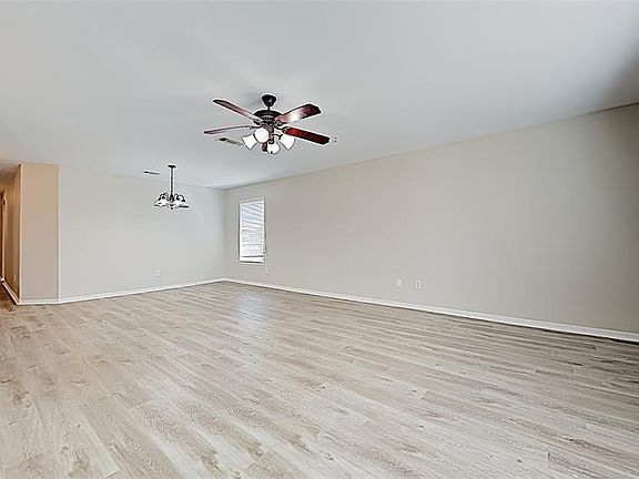 4th image of 425 Oxford St