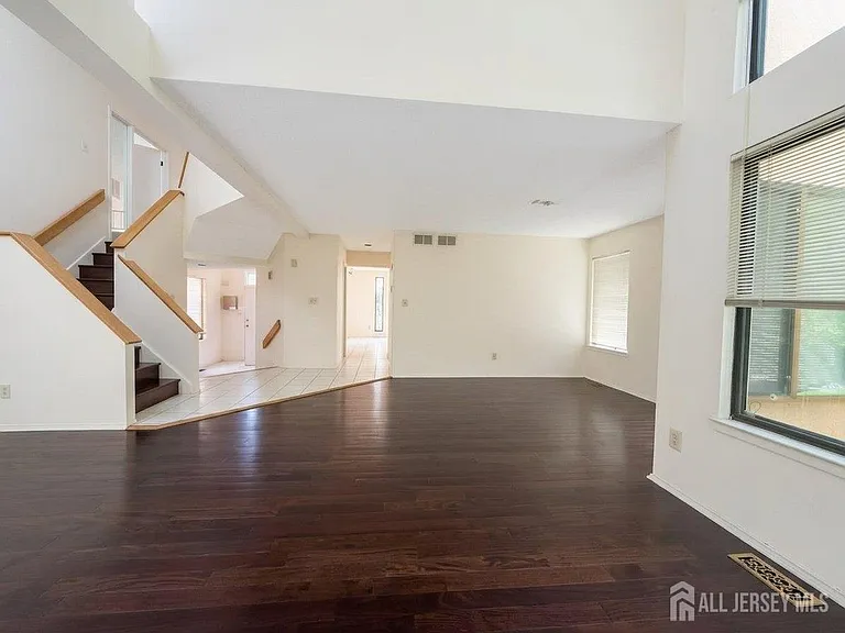 83 Sayre Dr — Photo 5