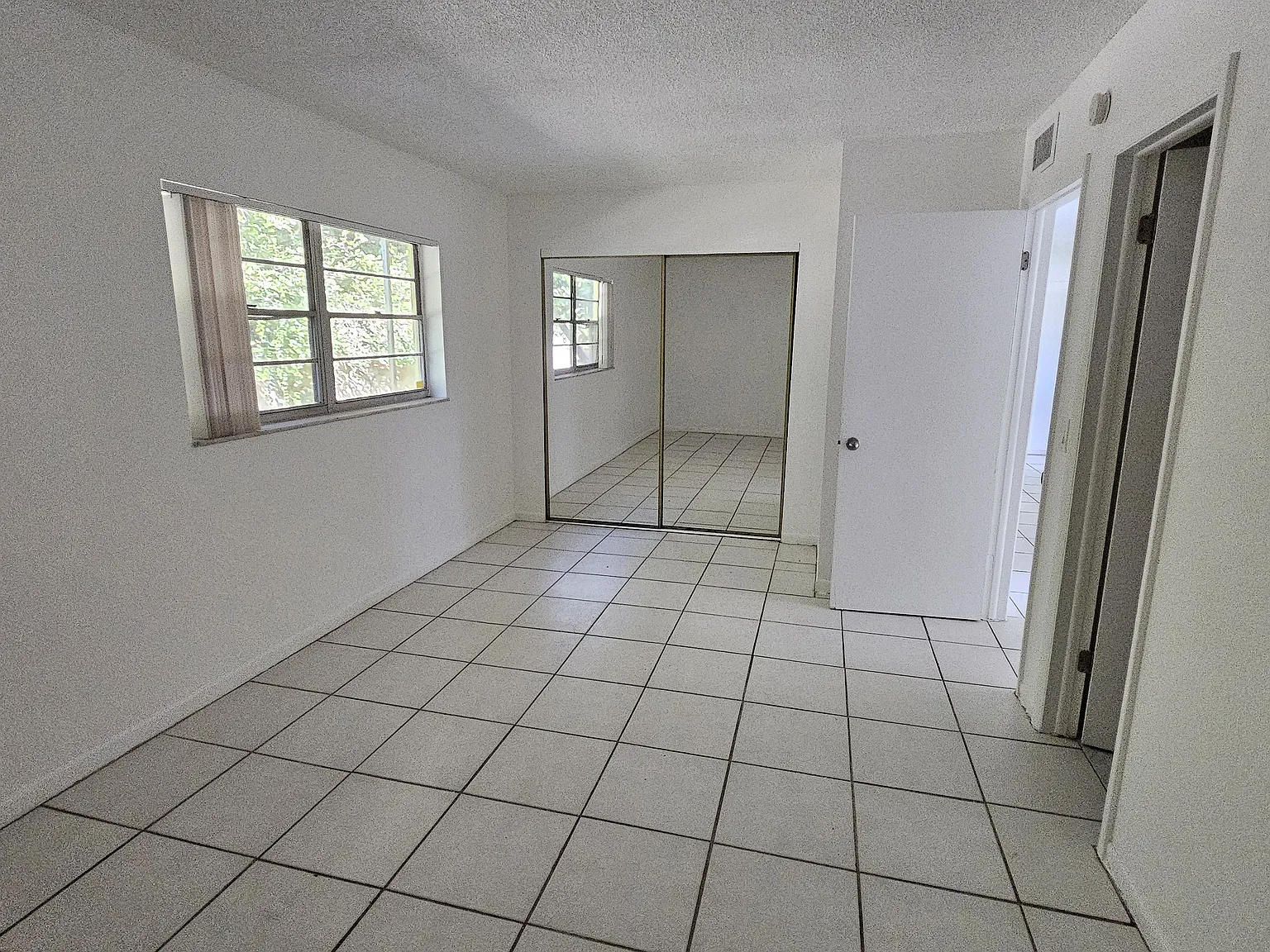 2 bed, 880 sqft, $2,200 — Photo 3
