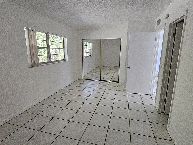 417 NE 17th Ave #103 — Photo 3