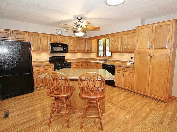 4th image of 621 Betsy Ross Ln