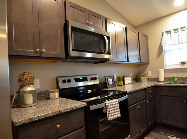 Ground level two bedroom units with private parking AND private laundry!, 2575 Gates Dr #1605, Clinton, IA 52732