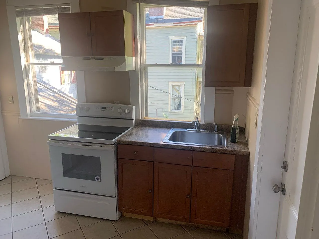 3 bed, 1050 sqft, $1,950 — Photo 4